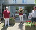 Bild: jzk
Heimleiterin Claudia Heier (rechts) und Sylvia Grunert (links) gratulierten der neuen gerontopsychiatrischen Pflegefachkraft Anja Gärtner zur bestandenen Prüfung.