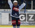 Bild: gb
Marco Pronath jubelt auch in der kommenden Saison im Trikot der Blue Devils. Der Stürmer hat seinen Vertrag um ein Jahr verlängert.