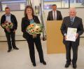 Bild: sm
Im Mittelpunkt der Sondersitzung steht die Überreichung der Altbürgermeisterurkunde an Franz Schneider (vorne, mit Ehefrau Lissy) durch Bürgermeister Gerhard Kellner (hinten Mitte) sowie die Verabschiedung der ehemaligen Gemeinderatsmitglieder Tina Maier (rechts) und Stefan Weber (links).