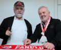 Bild: Wolfgang Steinbacher
Wolfgang Berndt (links) ist langjähriger Fan des 1. FC Nürnberg, während Bernd Hofmann den FC Bayern unterstützt.