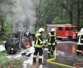 Bild: dob
Inmitten eines Waldstücks auf der Staatsstraße 2157, zwischen Trausnitz und Tännesberg, schlagen plötzlich während der Fahrt aus dem Motorraum des Fendt-Traktors Flammen. Geistesgegenwärtig koppelt der 19-jährige Fahrer seinen Zweiachsanhänger ab und vermeidet dadurch einen noch größeren Schaden. Der Fahrer blieb glücklicherweise unverletzt.