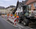 Bild: pz
Tobias Tippmann (links) zusammen mit zwei Mitarbeitern des Stadtbauhofs bei den Arbeiten in der Egerer Straße. Diese Woche werden die Erneuerung der Hausanschlüsse in der Prinz-Ludwig-Straße fortgesetzt. Der Durchgangsverkehr wird dann ebenfalls einspurig geregelt..