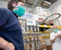 Bild: Uniklinik Regensburg/exb
Mit dem bislang kleinsten Füller in der Unternehmensgeschichte unterstützte Krones die Abfüllung von Desinfektionsmittel am Universitätsklinikum Regensburg.