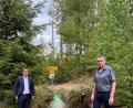 Bild: ws
Bildunterschrift: 

Bilder wie dieses an der bayerisch-tschechischen Grenze in Mähring, Landkreis Tirschenreuth, gehören hoffentlich nun für immer der Vergangenheit an. Europaabgeordneter Christian Doleschal mit Bürgermeister Franz Schöner an dem geschlossenen grenzüberschreitenden Fahrradweg von Mähring nach Marienbad.


Bilder wie dieses an der bayerisch - tschechischen Grenze in Mähring, Landkreis Tirschenreuth, gehören hoffentlich nun für immer der Vergangenheit an. Europaabgeordneter Christian Doleschal mit Bürgermeister Franz Schöner an dem geschlossenen grenzüberschreitenden Fahrradweg von Mähring nach Marienbad.