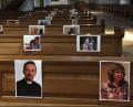 Bild: eik
Pfarrer Thomas Helm predigte am Sonntag in St. Martin vor leeren Kirchenbänken. Dort waren allerdings Fotos von Mitgliedern der Gemeinde angebracht. Diese Aktion sollte symbolisieren, dass die Gläubigen nicht alleine sind. Pfarrer Helm hatte über die Pfarrei-Seite im Vorfeld dazu aufgerufen, ihm solche Bilder zu schicken.