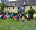 Bild: jr
Die 19 Kinder der aktuellen Notgruppe des Kinderhauses überraschten die Bewohnern des Seniorenzentrums Theresianum im garten mit einigen Liedern. Mit dabei (hintere Reihe, von rechts) waren Pflegedienstleiterin Henrike Neumann, Direktorin Lisa Zang und Kinderhausleiterin Imke Steinert.