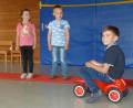 Bild: Portner
Bevor es zum Schulwegtraining mit den Polizeibeamten ins Freie ging, wurde das Überqueren der Straße in der Turnhalle des Kindergartens St. Marien geübt. Die beiden Vorschulkinder gingen dazu nahe am Haus (blaue Matte) entlang und blieben an der Bordsteinkante (rote Matte) stehen, um zu schauen, ob sich ein Auto (Junge mit Bobby-Car) nähert