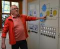 Bild: jr
Reinhold Bauer, hier am Schaltschrank, leitet die Kläranlage in Maiersreuth seit der Inbetriebnahme vor 30 Jahren.