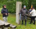 Bild: awo
Bei einem bayerisch-tschechischen Stammtisch-Picknick durchschnitten der Vorsitzende des Vereins Terra Tachovia, Roman Soukup, Alfred Wolf vom Verein Via Carolina-Goldene Straße und der Störnsteiner Bürgermeister Markus Ludwig Bänder die Bänder in den bayerisch-tschechischen Farben und öffneten symbolisch wieder die Grenze.