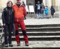 Bild: no
Cornelia Dürgner und Papa Rudi Dürgner, den die als Wallfahrtsführerin abgelöst hat, auf dem Vorplatz der Basilika in Gößweinstein.
