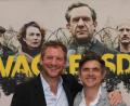 Archivbild: Gerhard Götz
Hauptdarsteller Johannes Zeiler (Hans Schuierer, links) und Regisseur Oliver Haffner vor dem Filmplakat. „Wackersdorf ".