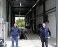 Bild: rn
Stationsleiter Thomas Pfreundtner und Sachverständiger Timo Neumann erwarten Kfz-Halter in der neuen Eschenbacher TÜV-Halle.