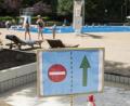Bild: dpa
Einbahnstraße, Abstandsregelungen und noch vieles mehr wartet in diesem Corona-Jahr auf die Besucher in den Freibädern. Deshalb überlegen noch etliche Gemeinden und Städte, ob sie die Freizeitanlagen überhaupt aufsperren sollen.