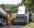 Bild: Petra Hartl
Voller Einsatz bei der Erneuerung der Asphaltdecke zwischen Kreuz und Bereitschaftspolizei.