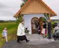 Bild: fvo
"Heiliger Josef bitte für uns" steht am Eingang der neuen Kapelle, die Pfarrer Norbert Götz dem Heiligen Josef weiht. Der Lennesriether Dorfsprecher Werner Ertl (rechts mit seiner Familie) hat die kleine Gebetskapelle mit Unterstützung seiner Familie gebaut.