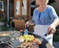 Bild: exb/Bayerischer Bauernverband
Bei Josefine Kick ist Grillen nicht Männersache.