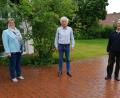 Bild: exb
FW-Vorsitzende Gisela Kastner (links) und FW-Fraktionssprecher Hans Klupp (rechts) gratulierten Landrat a.D. Wolfgang Lippert zum 65. Geburtstag.
