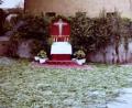 Bild: fsb
Altar in Pirk in den 1950er Jahren vor dem damaligen Pfarrhof mit gestreuten „Schlemma“.