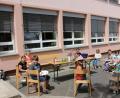 Bild: njn
Die Buben und Mädchen des städtischen Kinderhorts genießen während der Notbetreuung wegen der Coronakrise ihr Essen im Freien.