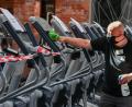 Symbolbild: Jens Kalaene/dpa
Unter Einhaltung der Hygienevorschriften darf wieder in Fitness-Studios trainiert werden.