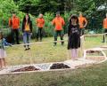 Bild: bjo
Der Barfußpfad im Schmidmühlener Kindergarten ist fertig. Mütter der Vorschulkinder, Auszubildende des Forstbetriebs Burglengenfeld mit Ausbildungsmeister Michael Fischer (Mitte), Kindergartenleiterin Angela Graf (rechts) und einige Kinder begutachten das Werk.