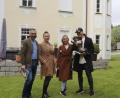 Bild: mfh
Von links: Vermieter Uwe Mühlberger und seine Partnerin Jana Meßmer, die Tanzprofis Nina Bezzubova und Evgeny Vinokurov vor der Villa Neidstein in Neukirchen.