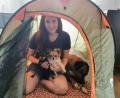 Bild: Kommunale Jugendarbeit Amberg
Mit einem Zelt im Garten oder im elterlichen Wohnzimmer kann ein Ferientag daheim genauso aufregend sein wie ein Urlaubstag am Meer. Nadine Lopez Diaz von der Kommunalen Jugendarbeit Amberg hat es ausprobiert – und hatte genauso viel Spaß dabei wie die tierischen Camper-Kollegen.