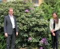 Bild: Bernhard Krebs/exb
Cindy-Mara Schumann zeigt das Bild zusammen mit Klinik-Geschäftsführer Marius Aach.