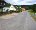 Bild: fjo
Die Ortsdurchfahrt von Böhmischbruck zählt weit und breit zu den Kreisstraßen im schlechtesten Zustand. Ein gemeinsamer Ausbau im kommenden Jahr ist nun beschlossene Sache zwischen Landkreis und Stadt.