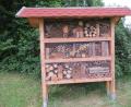 Bild: AELF/exb
Teilzeitstudierende der Landwirtschaftsschule befüllten anlässlich des Schulprojektes dieses Insektenhotel.