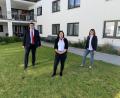 Bild: exb
Jessica Schmidt (Mitte) ist seit 1. Juni Einrichtungs- und Pflegedienstleitung im im BRK Seniorenzentrum Haus Frohnwiesen. Ihre Stellvertreterin ist Beate Gmeiner (rechts). BRK-Kreisgeschäftsführer Holger Schedl (links) gratulierte.
