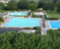 Bild: bey (Archiv)
DAs Pleysteiner Freibad öffnet am 20. Juni. Freigegeben wird aber nur das Schwimmerbecken (vorne links) für 30 Personen. Insgesamt dürfen 100 Personen in die Freizeiteinrichtung, jeweils von 10 bis 14 und 15 bis 19 Uhr.