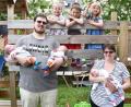 Bild: no
Im Garten an der Rutsche:: (hinten von links Justus, Noah und Anna); am Arm der Eltern (beim Papa) Emil und Elias sowie (bei der Mama) Emma.