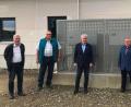 Bild: mef
Die neue Photovoltaik-Anlage auf den Dach des neuen Feuerwehrhauses ist in Betrieb. Vertreter von Gemeinde, Zeno und ausführender Firma überzeugen sich davon