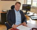 Bild: jr
Bürgermeister Stefan Grillmeier sitzt seit knapp sechs Wochen im Chefsessel des Mitterteicher Rathauses. Seine erste Bilanz fällt positiv aus, obwohl der Start wegen der Coronakrise nicht einfach war.