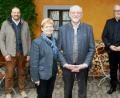 Bild: Portner
Chefredakteur Kai Gohlke (links) und Ressortleiter Wilhelm Amann (rechts) verabschieden NT-Redakteur Georg Köppl in Coronazeiten „mit Abstand“ offiziell in den Ruhestand. Dieser freut sich auf viel gemeinsame Zeit mit Gattin Ida.