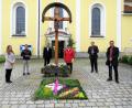 Bild: ubb
Pfarrer Martin Besold und Gemeindereferentin Roswitha Heining (links und rechts neben dem Kreuz) mit einigen Gläubigen beim Blumenteppich der Kommunionkinder-Familien Mihl und Beierl kurz vor dem Fronleichnams-Gottesdienst.