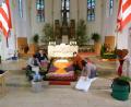 Bild: hok
Eine Fleißaufgabe in Zeiten von Corona: Frauen aus dem Pfarrgemeinderat legen einen Blumenteppich im Altarbereich der Manteler Kirche.