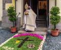 Bild: wms
Am Ende des Gottesdienstes spendete Pfarrer Amschl vor dem Gotteshaus den Segen Gottes in alle vier Himmelsrichtungen.