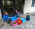 Bild: twg
Die Kommunionkinder aus Trevesen, Tim Müller, Johanna Heining und Raphael Hecht bereiteten die Blüten für den Blumenteppich vor.