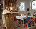 Bild: hzi
Ruhestandspfarrer Helmut Süß begeht mit den Thurndorfern das Fronleichnamsfest.