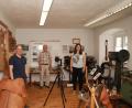 Bild: njn
Fotograf Klaus Schicker (von links), Museumsleiter Manfred Klöble und Museumfachkraft Barbara Habel bei den "Dreharbeiten" im Erbendorfer Museum.