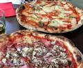 Bild: kmo
Sich was beim Lieblingsitaliener zu holen, bedeutet in Zeiten der Coronakrise auch Schützenhilfe für die Gastwirte. Eigentlich ziemlich leicht Hilfe zu leisten, wenn sie so lecker schmeckt wie eine frische Pizza.
