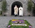 Bild: öt
Zum Fronleichnamsfest hatte das Familiengottesdienst-Team vor der Pfarrkirche Patrona Bavariae einen Blumenteppich unter dem Motto „Kleine Pflanze Hoffnung“ gelegt. Unsere Aufnahme zeigt sie mit Pfarrer Prof. Waleszczuk (links) und Vikar Dr. Ezenwa.