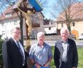 Bild: ads
"Bebbo" Schuller (Mitte) beerbt Helmut Richter (r.) um das Ehrenamt des Marterlbeauftragten der Stadt, worüber sich Bürgermeister Sepp Reindl (l.) besonders freut.
