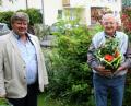 Bild: fsb
Jubilar Anton Binner (Mitte) und seine Frau Marianne freuen sich über den Besuch von Bürgermeister Martin Schregelmann (links).