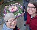 Bild: szl
Während einige KLJB-Mitglieder Blumen sammeln und anliefern, legen Lena Schulze, Anna und Luzia Wittmann (von links) den Blumenteppich für das Fronleichnamsfest am Kriegerdenkmal im Vorhof der Pfarrkirche St. Matthäus in Wurz.