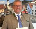 Bild: Stadt Schwandorf/exb
OB Andreas Feller wurde die Ernennungsurkunde zum Standesbeamten ausgehändigt.