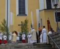 Bild: gi
Einziger Freialtar an Fronleichnam war an der Kirche am Südportal zum Marktplatz. Hier spendete der Priester den Segen.