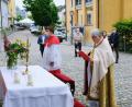 Bild: do
Anstelle der Fronleichnamsprozession lädt Stadtpfarrer Thomas Jeschner nach dem Festgottesdienst in der Stadtpfarrkirche zu einer Anbetung mit eucharistischem Segen ins Freie. Vor dem Seitenportal von St. Laurentius war symbolisch ein Fronleichnamsaltar aufgebaut.